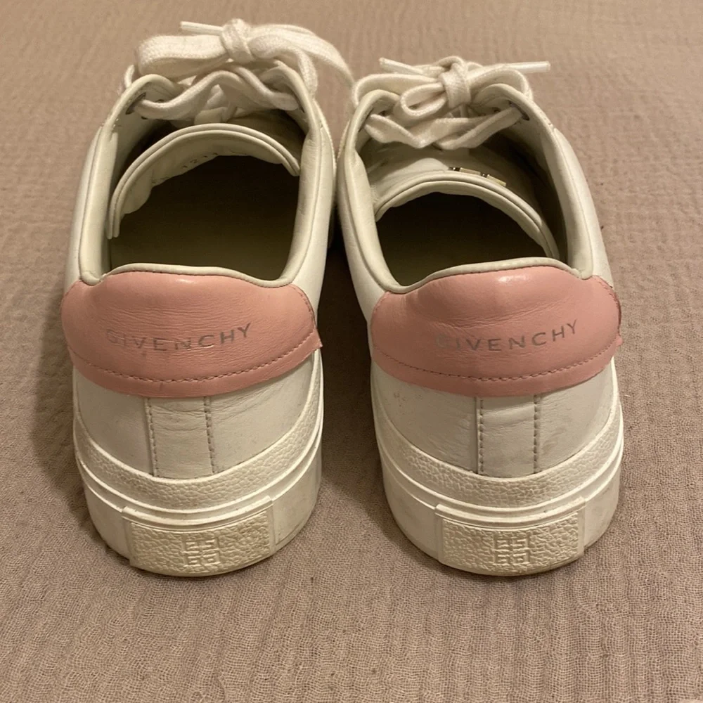 Givenchy White Leather Sneakers with Pink Heel Detail. Size 37